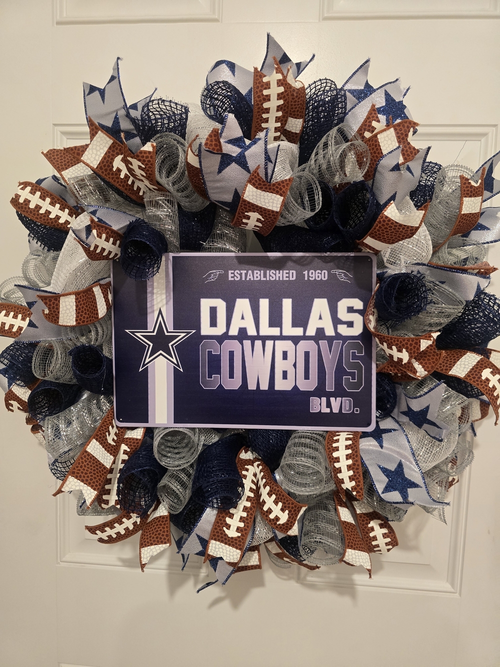W162 – Dallas Cowboys Football Wreath
Handmade Dallas Cowboys football wreath